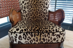 Leognan-33850-tapissier-decorateur-renovation-fauteuil-chippendale-recouverture-velours-leopard-gironde