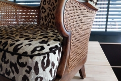 Leognan-33850-tapissier-decorateur-renovation-fauteuil-chippendale-recouverture-velours-leopard-gironde4