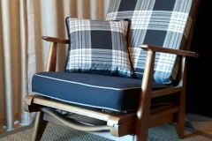 Leognan-fauteuil scandinave-rénovation-tapissier-decoration-tissu-carreaux-coussin-gironde