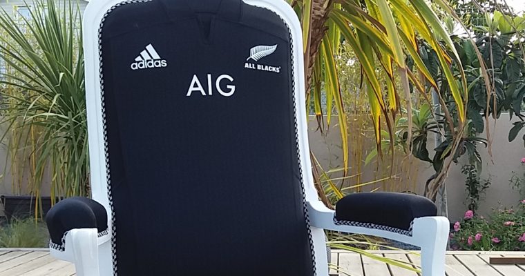 Fauteuil Voltaire relooké façon Rugby Allblacks