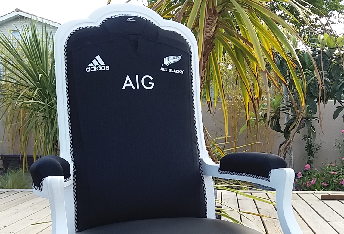 Fauteuil Voltaire relooké façon Rugby Allblacks