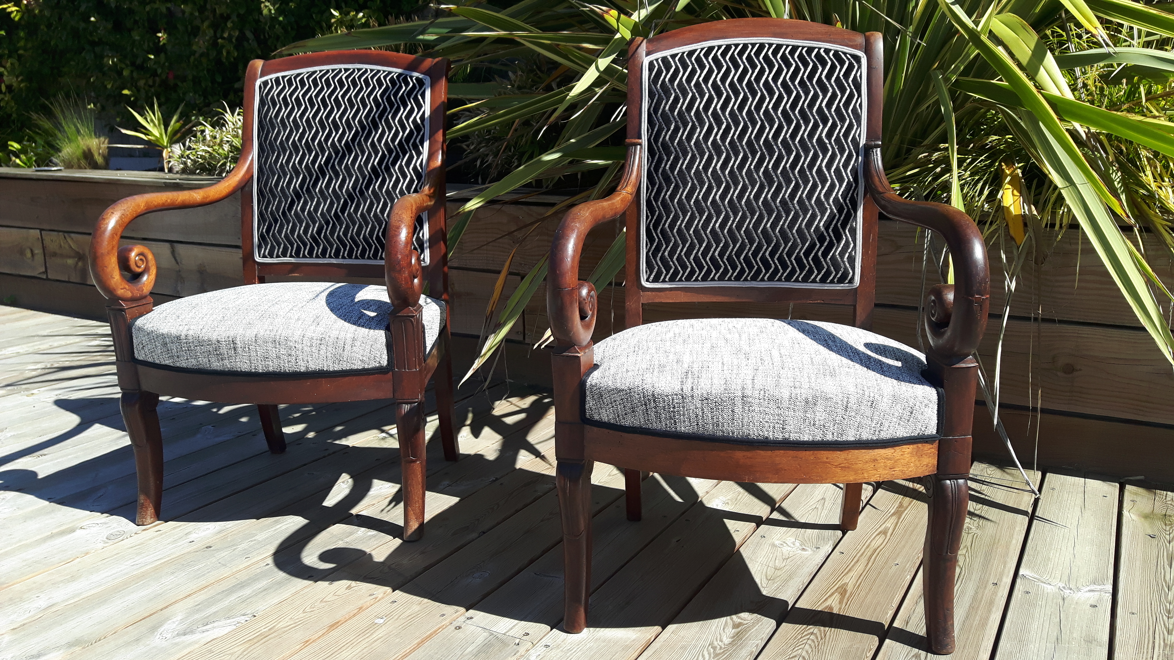 Léognan – Bordeaux Fauteuils Restauration – Réfection traditionnelle – Finition de la garniture en lame de couteau