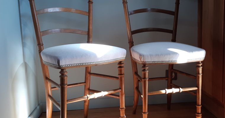 Léognan Chaises “volantes” anciennes – restaurées en crin – tapissier décorateur Bordeaux et sa région